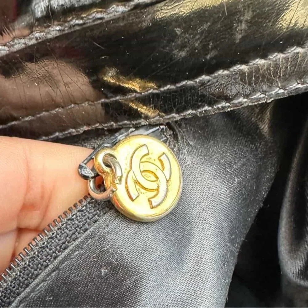 CHANEL 1995 24K Gold Hardware CC Logo Patent Leather Petit Shopping Tote Bag - Picture 14 of 15